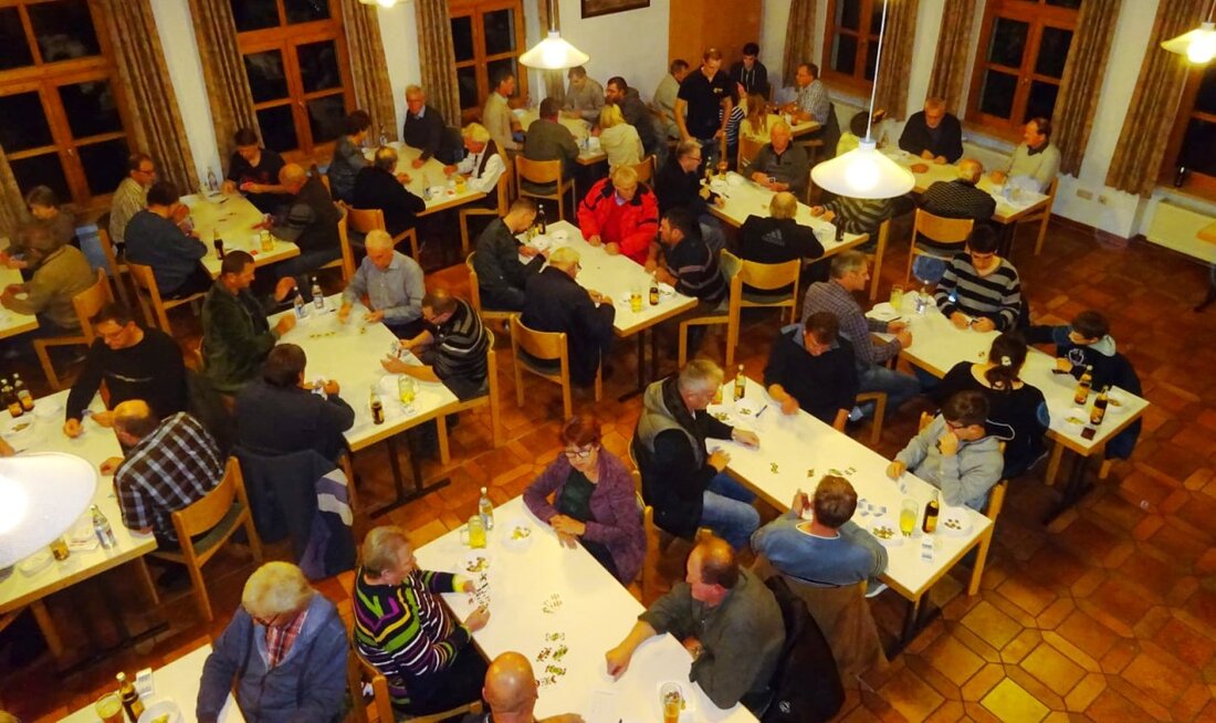 Leuchtenberg. Volles Haus beim Preisschafkopf der Katholischen Landjugendbewegung (KLJB). An 21 Tischen hatten sich 84 Spieler versammelt.  Von Sieglinde Schärtl  Jeder Spieler wollte der Beste werden. Elf weibliche Jugendliche waren [&hellip;]