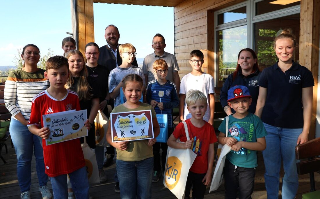 Neustadt am Kulm. Strahlende Gesichter bei der Preisverleihung zum FREU.ZEIT-Rätsel 2026: 23 Kinder aus dem Landkreis Neustadt/WN wurden ausgezeichnet, Landrat Andreas Meier übergab die Preise auf der Kulmterrasse.