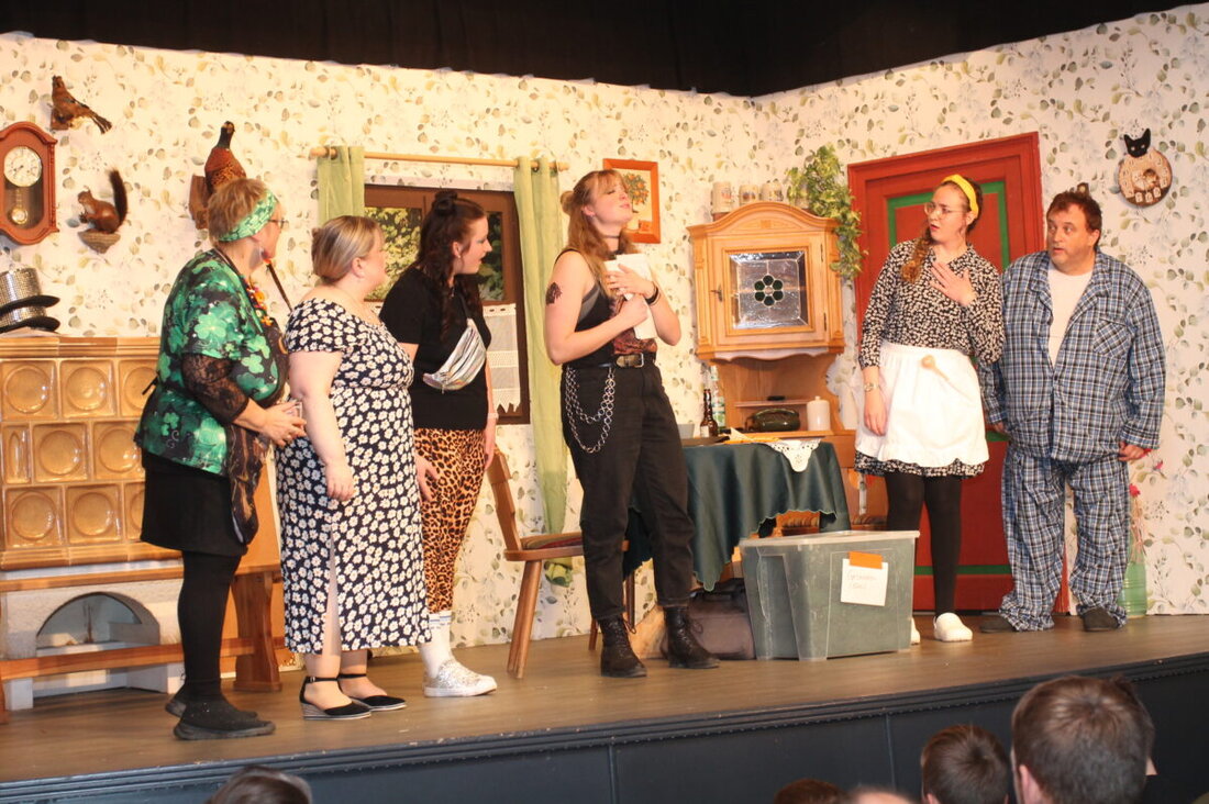 Waidhaus. Die Dorfbühne feiert mit der Premiere der Komödie „Des wird nix, aber schäi wird’s!“ im Kultursaal einen Volltreffer und erntet Standing Ovations. Turbulent und herzerwärmend – weitere Vorstellungen sind ausverkauft.
