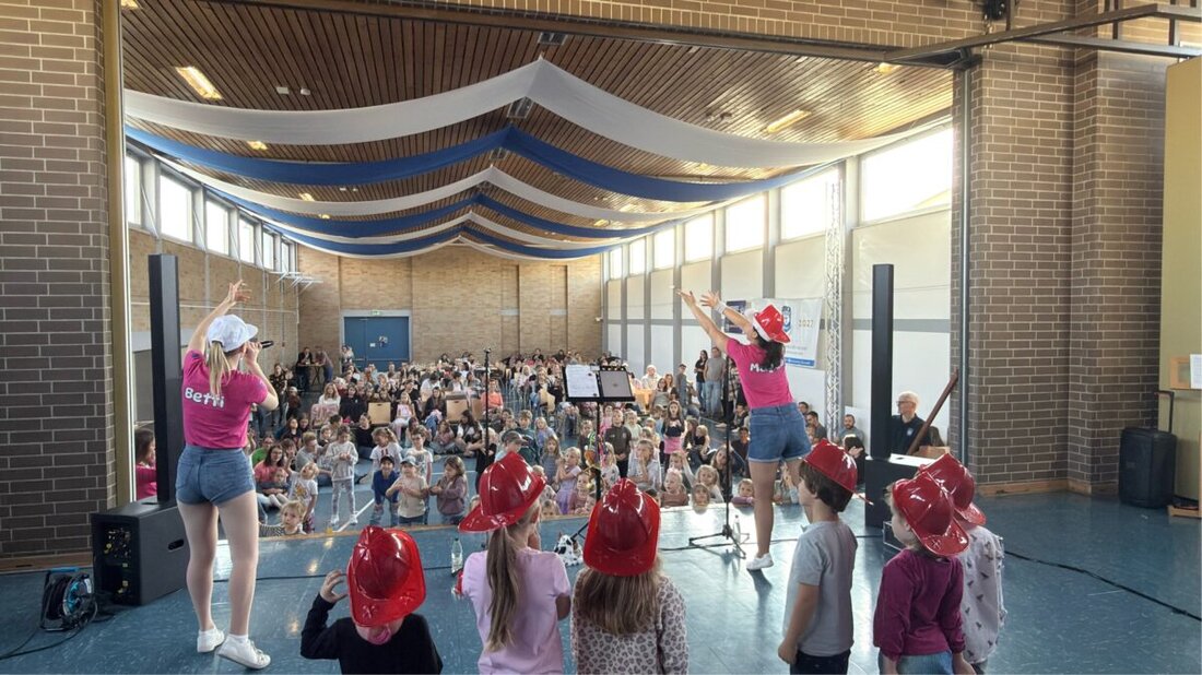 Pressath. Bunte Premiere der Kindershow 'Die Dschungelbande' verwandelte die Stadthalle in einen fröhlichen Dschungel. Rund 230 Kinder und Eltern folgten der Einladung des Förderkreises des TSV Pressath und machten begeistert mit.