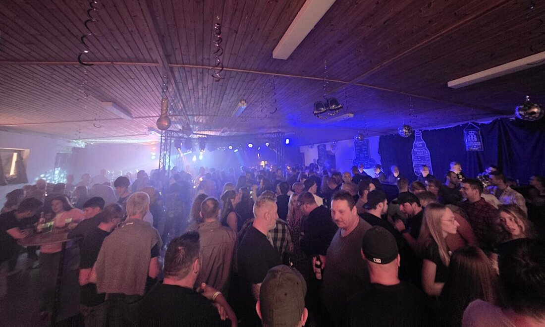 Floß. Die Premiere der Millennium Night am 3. Oktober 2026 verwandelte die Kleintierhalle ab 20 Uhr in eine tobende Partyzone mit Hits der 90er und 2000er und füllte die Tanzfläche generationsübergreifend.