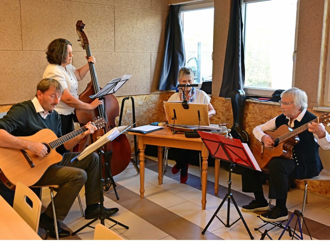 Oberviechtach. Im AWO-Mehrgenerationentreff feierte am Kirchweihsonntag die musikalische Sitzweil Premiere – mit traditioneller Volksmusik, humorvollen Geschichten und viel Mitsingen unter Leitung von Markus Lößl.