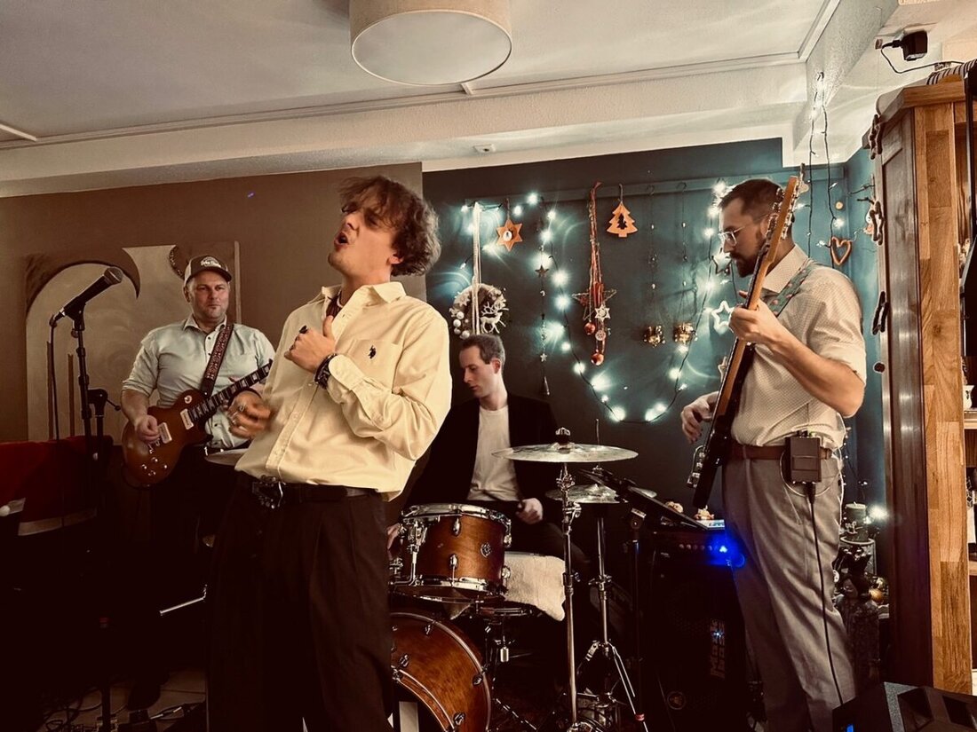 Parkstein. Im Marktcafé Hyggli feierte die Livemusik Premiere: Platonow aus Ravensburg brachte mit Indie‑Pop und eigenen Stücken hygge Wärme in den nasskalten Abend. Das volle Café jubelte und verlangte zwei Zugaben.