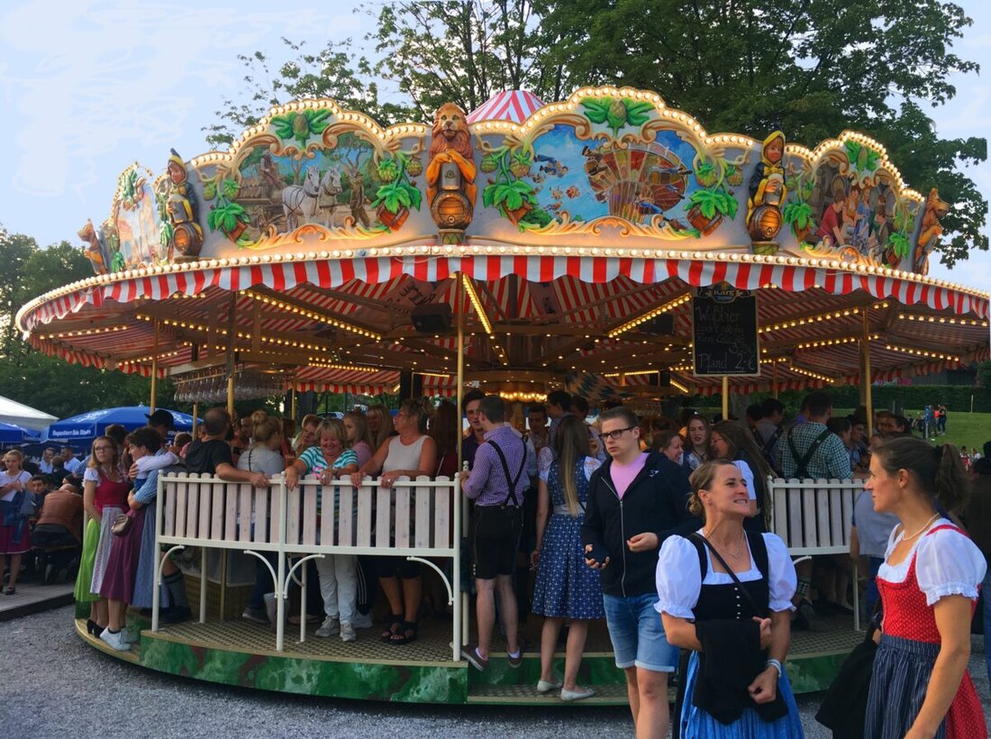 Weiden. Das Frühlingsfest startet mit einer Premiere: Das Weißbierkarussell der Familie Fahrenschon dreht erstmals auf dem Festplatz. Es verbindet Genuss und Bewegung und wird zum neuen Treffpunkt für Freunde.