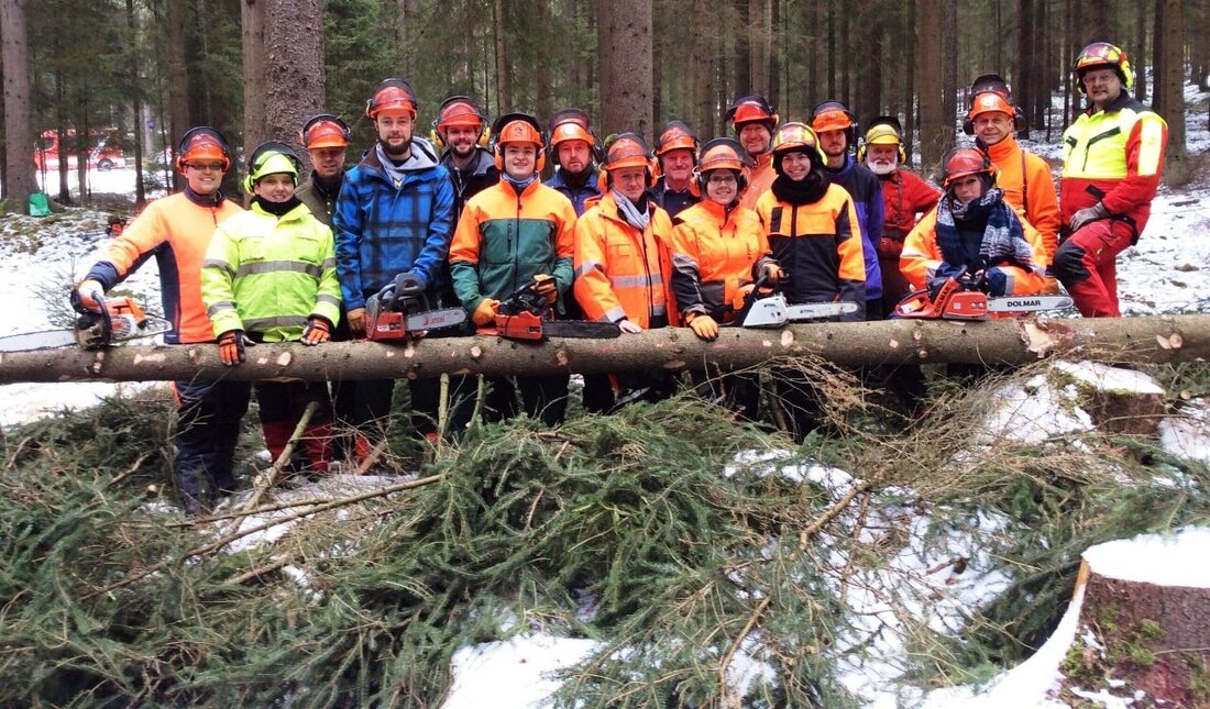 Wurz. 12 Teilnehmer/innen davon sieben Feuerwehrmänner von der Feuerwehr Wurz haben sich an einem Grundlehrgang für Motorsägenführer beteiligt. Der Umgang mit der Motorsäge und die Arbeit im Wald seien gefährlich, [&hellip;]