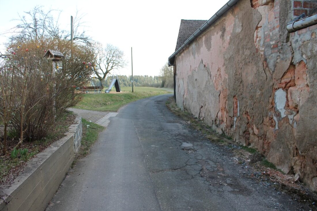 Pressath. Der Bauausschuss plant die Sanierung schlaglochträchtiger Straßen und legt Zeitpläne fest, wobei die Priorität auf bestimmten Abschnitten liegt. Zusätzlich werden Pläne für neue Spielplatzgeräte und eine Kiesabgrabungsgenehmigung diskutiert.