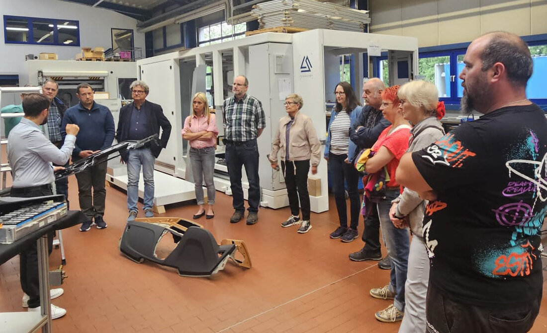 Pressath. Der Stadtrat besuchte das Unternehmen Schleicher, wo sie moderne Klebetechnologie, 3D-Druck und Forschung kennenlernen. Beeindruckt von Automatisierung und Innovation, bot der Rundgang detaillierte Einblicke in die zukunftsorientierte Arbeit des Unternehmens.
