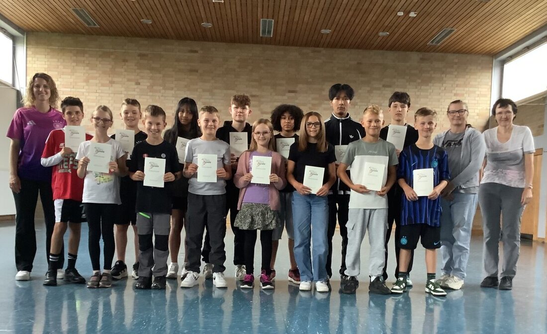 Pressath. Bei den Bundesjugendspielen 2025 an der Grund- und Mittelschule Pressath wurden 46 Sieger- und 15 Ehrenurkunden vergeben. Rund 150 Schülerinnen und Schüler zeigten bemerkenswerte Leistungen, darunter Weitsprünge über 5 Meter und Würfe über 50 Meter.