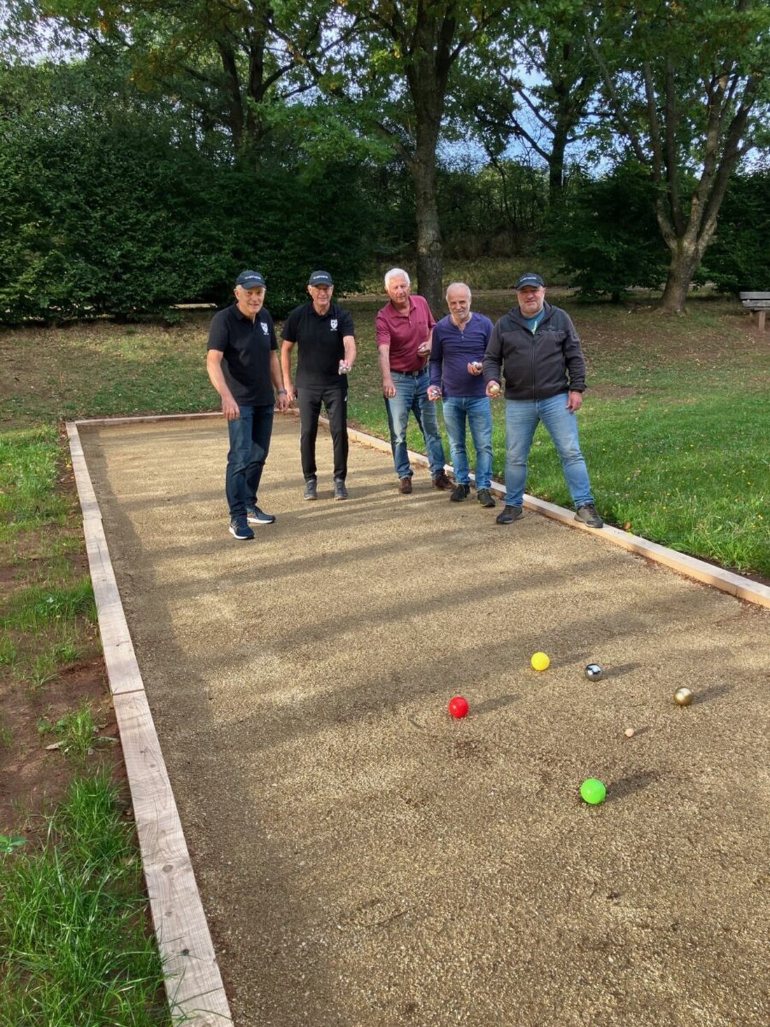 Pressath. Am 25. September wurde die erste Pressather Bocciabahn eröffnet, ein Projekt unterstützt durch freiwillige Helfer und lokale Spender. Im Eröffnungsmatch besiegte die Mannschaft "Alt" die Mannschaft "Jung" mit 10:4.