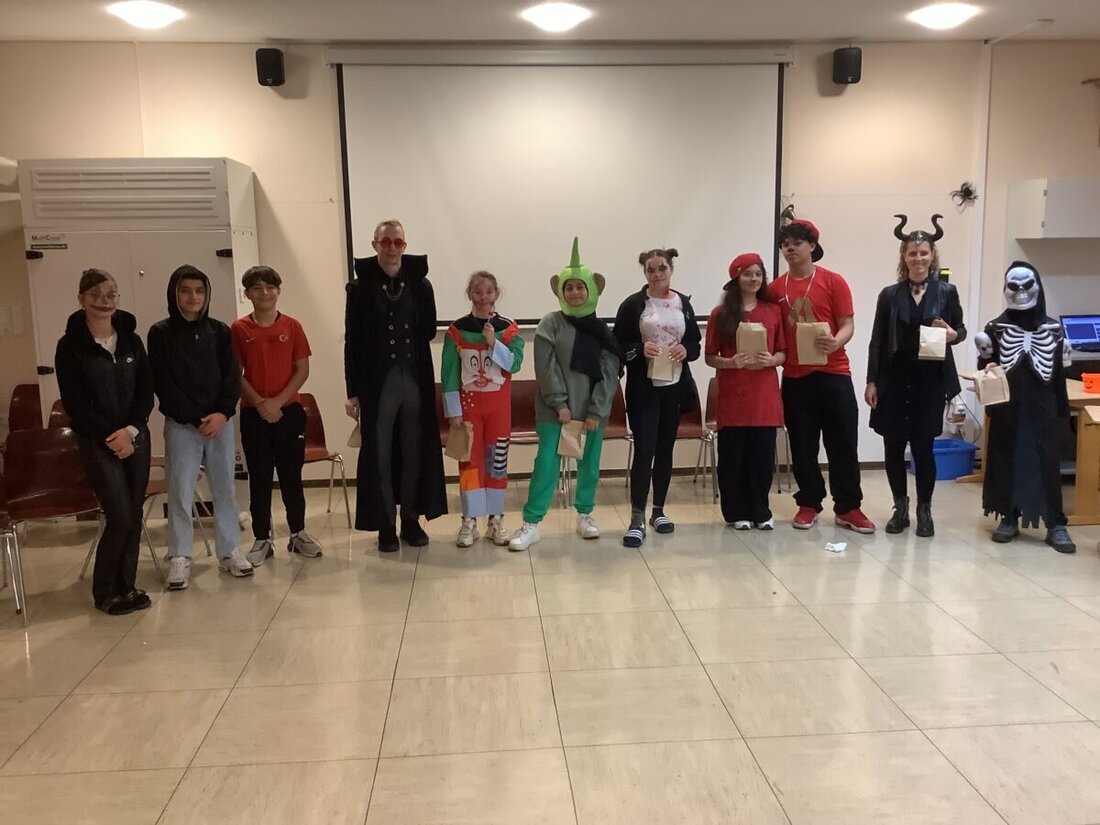 Pressath. Die SMV der Mittelschule Pressath sorgte am letzten Schultag für Halloween-Spaß, inklusive Spielstationen und kreativen Outfits. Der Erlös der 9. Klasse kommt der Tafel in Weiden zugute.