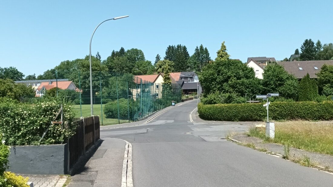 Pressath. Der Stadtrat diskutierte die Verkehrssituation und Sicherheitsmaßnahmen, inklusive der Beibehaltung von Tempo 30 in bestimmten Straßen.