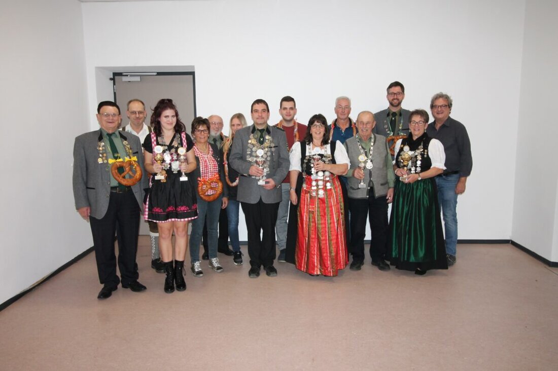 Pressath. Kay Müller wurde zum vierten Mal Luftgewehr-Schützenkönig und belegte den Spitzenplatz im Jagdschießen, während Angélique Dorner mehrere Jugendtitel gewann.