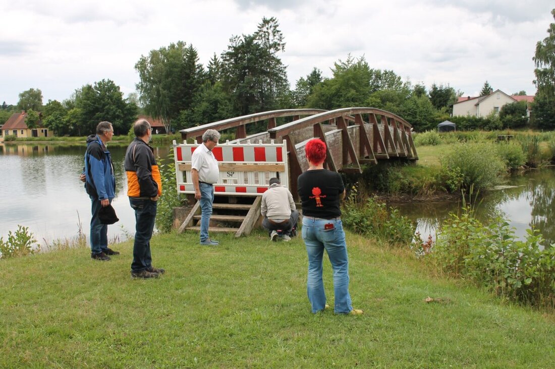 Pressath. Die Brücke zum Kiesibeach-Freizeitsee ist gesperrt; der Bauausschuss plant Reparaturen und prüft Langzeitlösungen. Änderungen bei der Beschilderung in der Bahnhofstraße und am Parkweg wurden ebenfalls besprochen.
