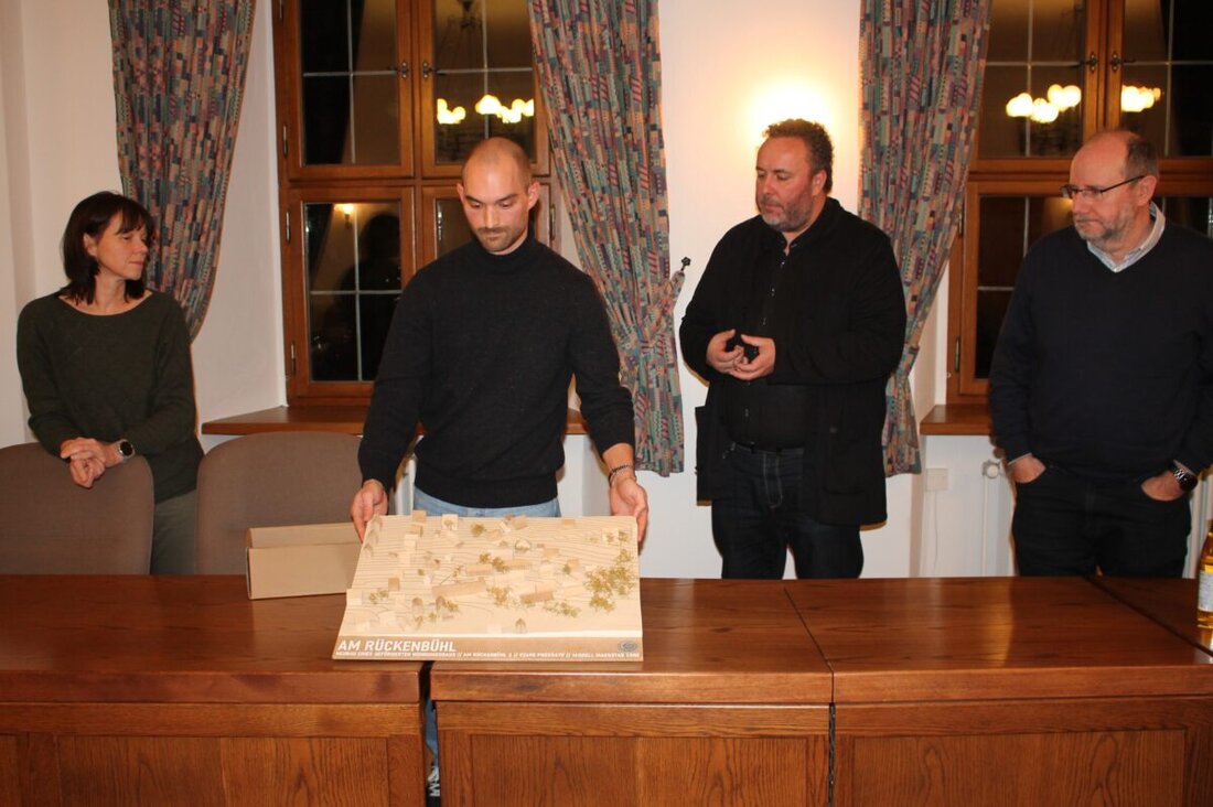 Pressath. Die Stadt plant den Bau von Wohnungen im geförderten Wohnungsbau, muss jedoch zwischen zwei Bauvarianten entscheiden, wobei die Planer eine zusammenhängende Bebauung bevorzugen. Die Kosten variieren je nach Wahl zwischen 1,7 Millionen und 4 Millionen Euro.