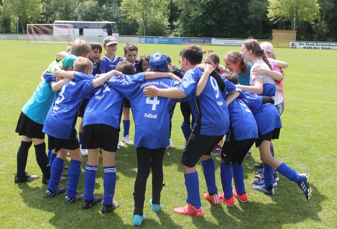 Pressath. Die Grundschule Pressath wurde durch Teamgeist und starke Leistung Vorrundensieger im Grundschulwettbewerb Fußball. Sie qualifizierten sich für das Landkreisfinale ohne ein Gegentor, außer in einem Spiel gegen Eschenbach.