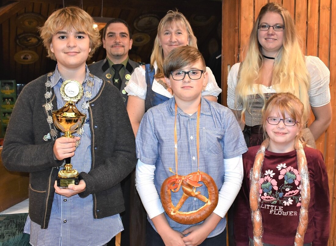 Pressath. Königliches Flair wehte bei der Königsproklamation der Schützengesellschaft “Eichenlaub”. Das Highlight des Jahres feierten die Schützen zudem im neu renovierten Haus der Vereine.  Von Renate Gradl Der erste Schützenmeister [&hellip;]