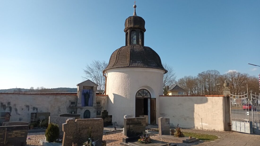 Pressath. Bei der Hauptversammlung des Fördervereins für kirchliche und soziale Zwecke wurde die Sanierung der Heldenkapelle auf dem Friedhof diskutiert, wobei Spendeneinnahmen und Planungskosten besprochen wurden. Zusätzlich wurde über finanzielle Unterstützungen für verschiedene kirchliche und soziale Projekte berichtet.