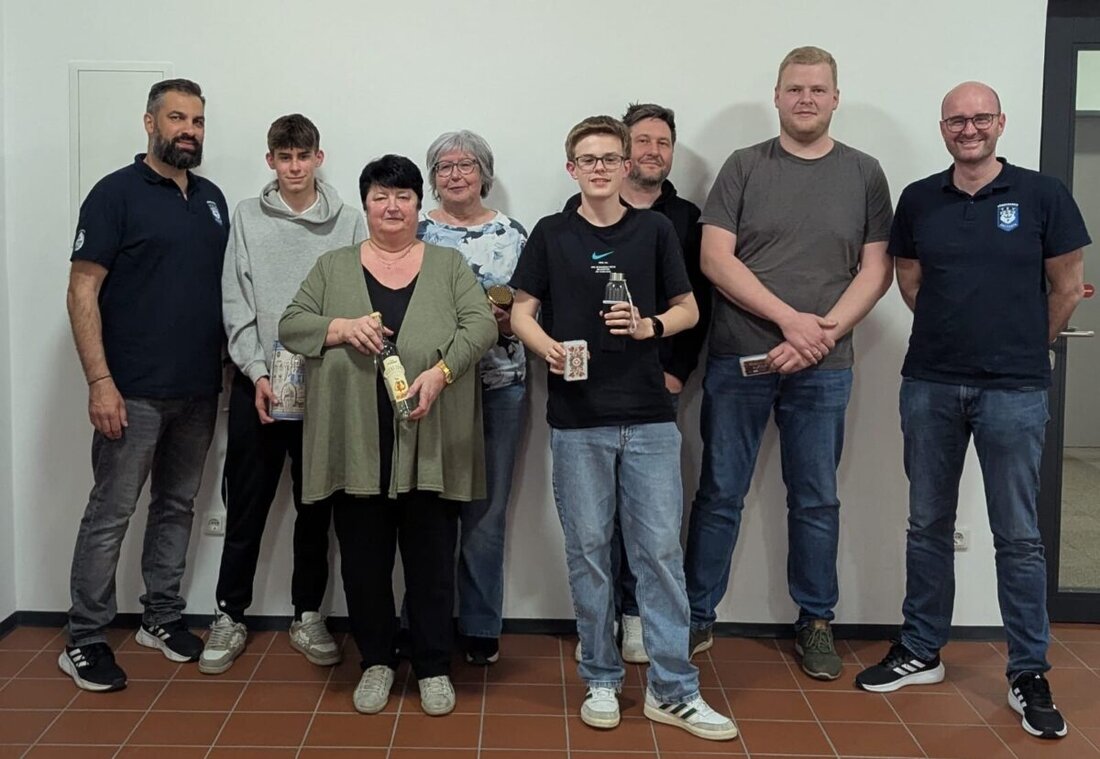 Pressath. Der erste Schafkopfkurs des TSV Fördervereins fand mit 20 Teilnehmern statt, Leon Anzer gewann den Preisschafkopf. Jeder bekam einen Preis und Schafkopfkarten.