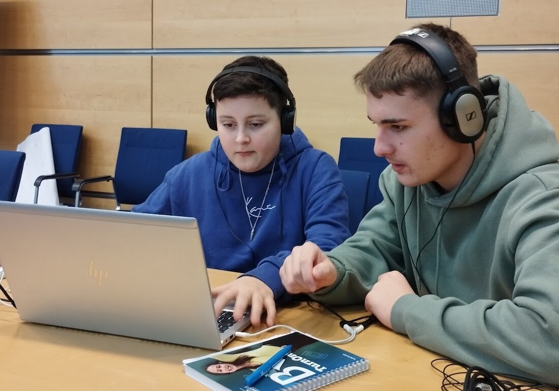 Pressath/München. Schüler aus Pressath nahmen an einem BR-Workshop teil, wo sie in Technik, Reportage und Moderation geschult wurden. Das Ziel war, in Teams sendefähige Beiträge zu erstellen.