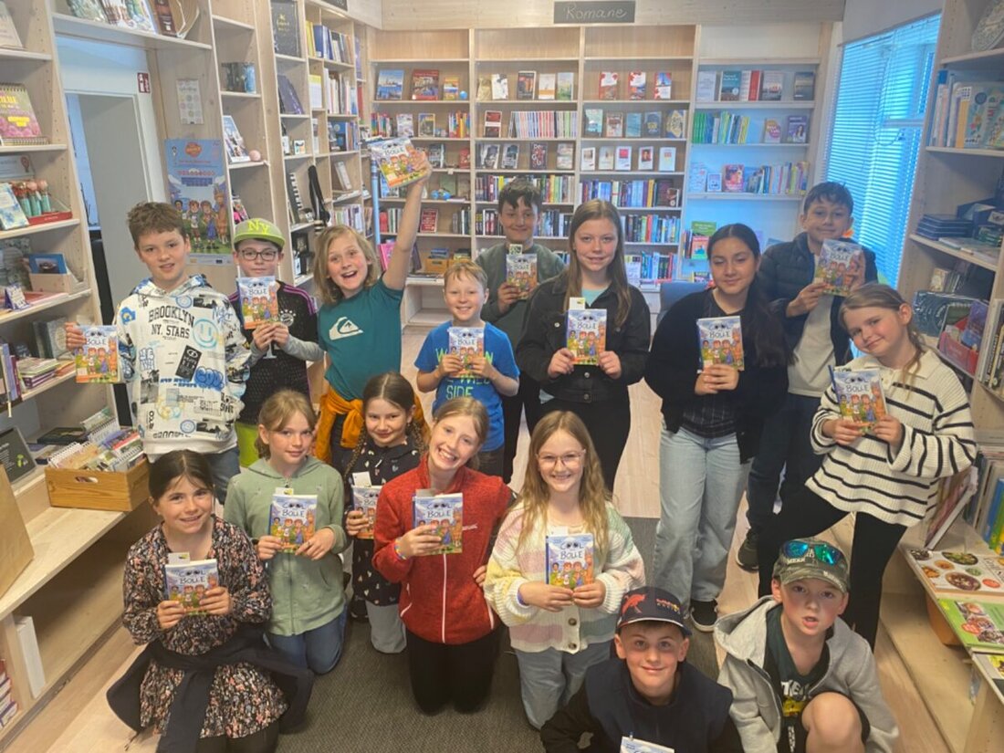 Pressath. Am Welttag des Buches 2025 nahmen Klassen der Grund- und Mittelschule Pressath teil, lösten Quiz in Buchhandlung Bodner und erhielten Comic-Roman "Cool wie Bolle".
