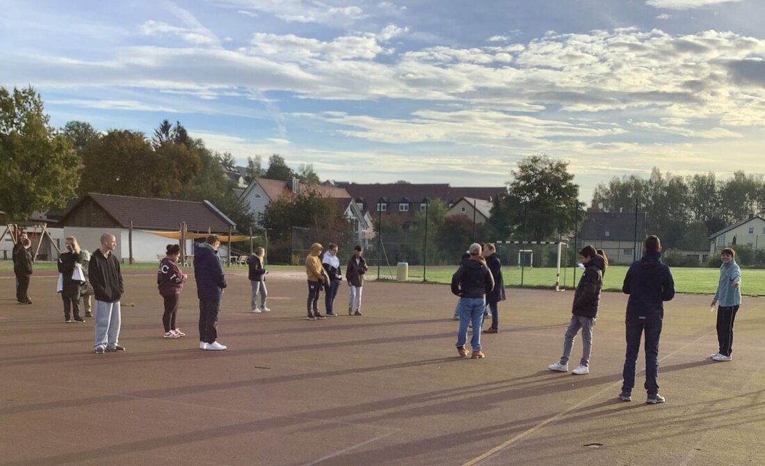 Pressath. Die Abschlussklasse der Grund- und Mittelschule Pressath setzt ein Projekt gegen Diskriminierung um, das Demokratie stärkt und soziales Engagement fördert. Mit Müll-Sammelaktionen unterstützen sie die Umwelt und spenden Erlöse an die Tafel in Weiden.