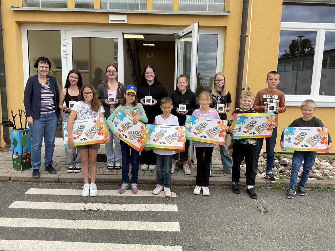 Pressath. Kinder und Jugendliche der Grund- und Mittelschule Pressath stellten ihre kreative Auseinandersetzung mit der Digitalisierung beim 55. Internationalen Jugendwettbewerb „jugend creativ“ dar. Die besten Arbeiten wurden mit Cornhole-Spielen und Bluetooth-Lautsprechern prämiert, während alle Teilnehmenden bunte Textmarker erhielten.