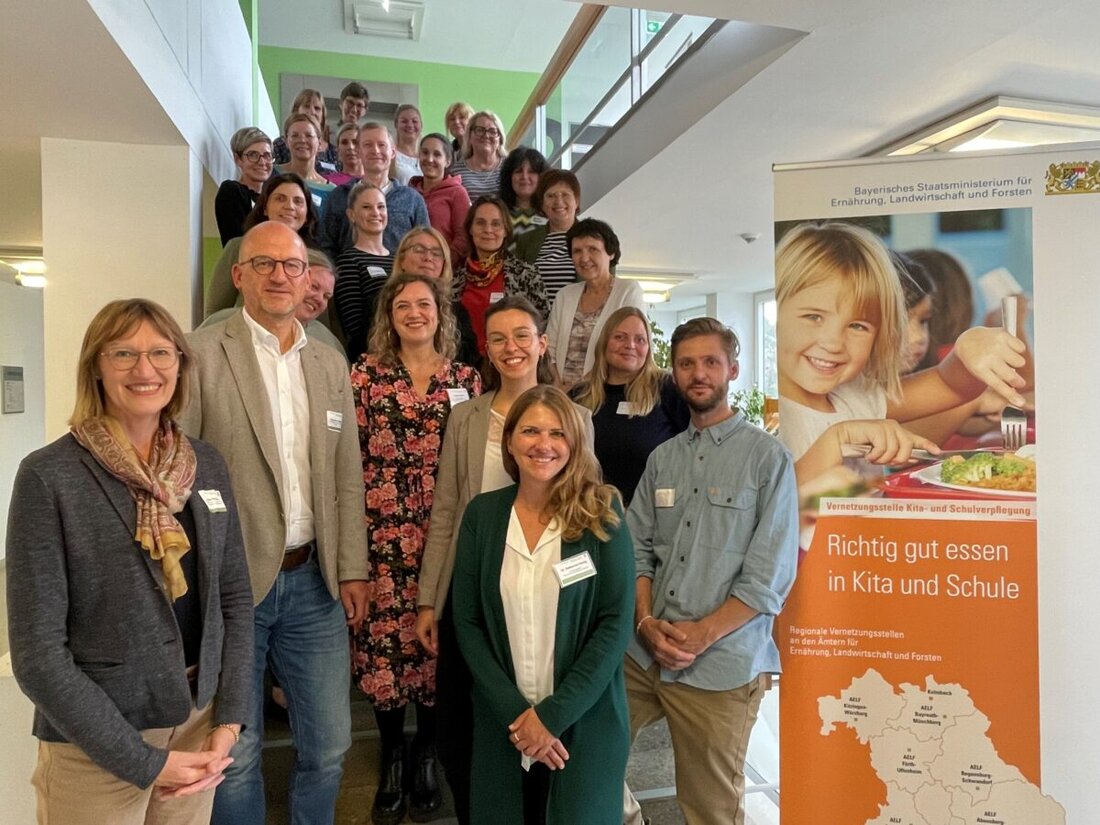 Regensburg. Im Schuljahr 2024/25 unterstützt die Vernetzungsstelle Kita- und Schulverpflegung Einrichtungen in der Oberpfalz bei deren Verpflegungsoptimierung. Am 26. September 2024 trafen sich Vertreter von sechs Schulen und einem Kindergarten zum Coachingauftakt.