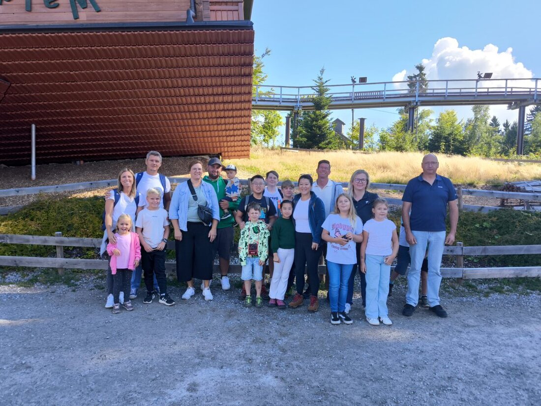 Sankt Englmar. Der Freie Wählerblock Pressath machte im Ferienprogramm einen Ausflug zum Waldwipfelweg mit Turmrutsche und Haus am Kopf, anschließend zur Rodelbahn, Wiederholung erwünscht.