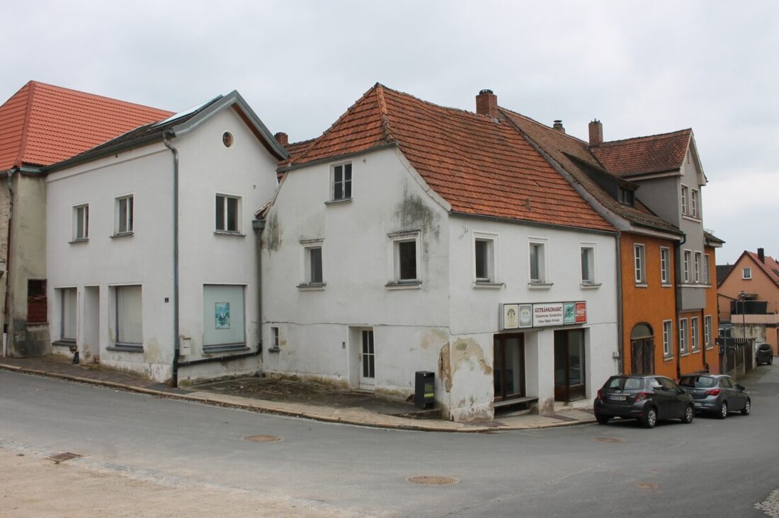 Pressath. Ein seit Jahren leerstehendes Doppelanwesen soll in ein Bürger- und Kulturzentrum umgewandelt werden, inklusive Bürgerhaus, Bibliothek und Stadtarchiv. Die geplanten Kosten und Förderoptionen werden derzeit ermittelt.