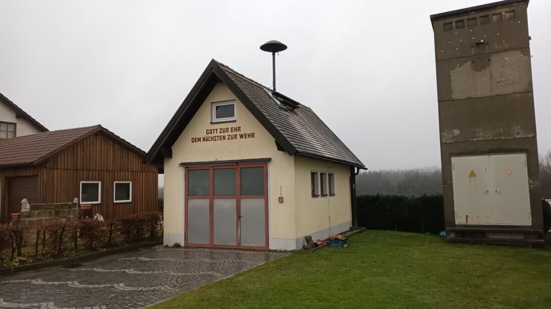 Pressath. Die Stadtratssitzung billigte neue Hebesätze für Grundsteuern und plant den Bau eines neuen Feuerwehrhauses, das auch als Dorftreffpunkt dienen soll. Die Entscheidungen umfassen eine aufkommensneutrale Grundsteuerreform und die Förderung von gemeinnützigen Projekten.