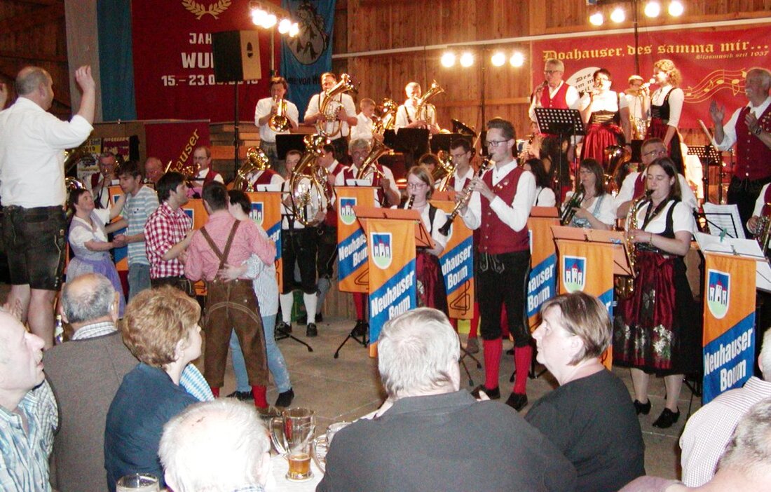 Wurz. Sämtliche Besucher erhoben sich von den Plätzen als die beiden Blaskapellen Neuhauser Boum und die Thanhauser Blasmusik gemeinsam miteinander den „Böhmischen Traum“ vortrugen. Doch auch bei den weiteren Zugaben [&hellip;]