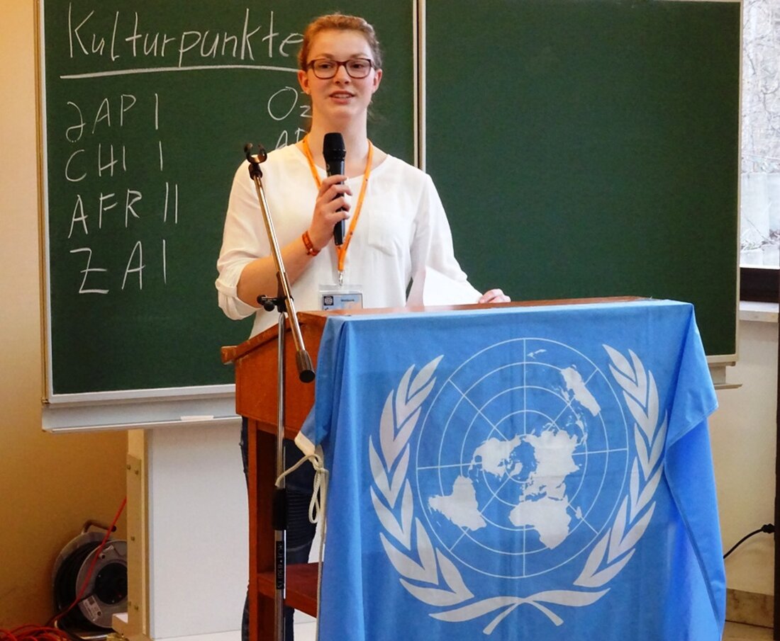 Weiden. Genau das konnten Schülerinnen der Q11 des Elly-Heuss-Gymnasiums in der Franken-Akademie auf Schloss Schney erleben. Dort simulierten sie nämlich zusammen mit den Schülerinnen und Schülern des Laurentius-Gymnasiums aus Neuendettelsau internationale [&hellip;]