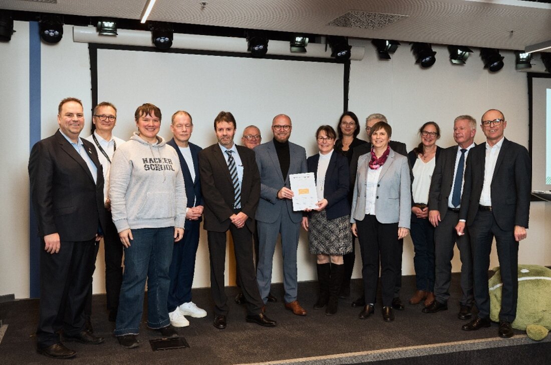 Weiden. Das Berufliche Schulzentrum Weiden wurde am 6. Dezember 2024 erneut als "Digitale Schule" ausgezeichnet, was ihre führende Rolle in digitaler Bildung in der Region bestätigt.