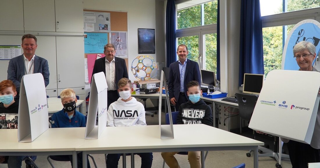 Weiherhammer. 2.000 Stelltrennwände aus Wellpappe verteilten BHS Corrugated aus Weiherhammer, Liebensteiner Kartonagenwerk GmbH und Progroup aus Plößberg zum Schuljahresanfang kostenlos an 15 Schulen in den Landkreisen Neustadt/WN, Weiden und Tirschenreuth. [&hellip;]