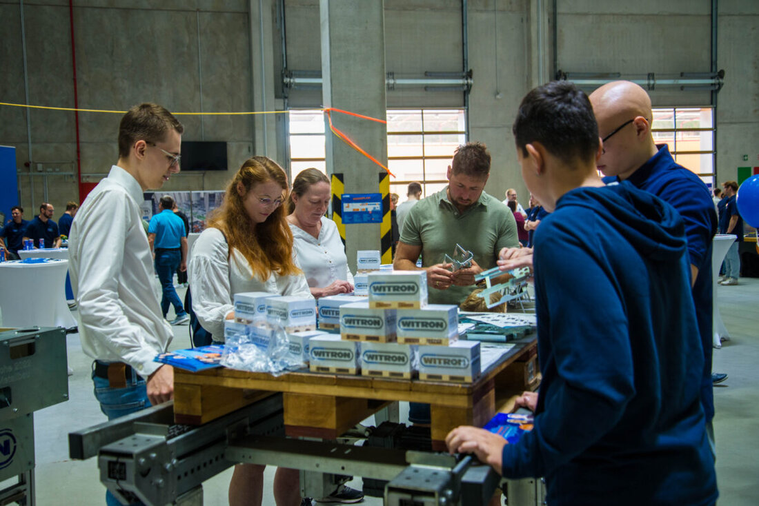 Parkstein. Technik hautnah erleben, Berufe entdecken und Zukunft gestalten – unter diesem Motto fand am Samstag, den 20. September 2025, die Job-Aktiv-Messe bei WITRON statt. Über 300 Besucher:innen nutzten die Gelegenheit, sich am Hauptsitz des international erfolgreichen Logistikexperten über Ausbildungs- und Studienmöglichkeiten zu informieren. 