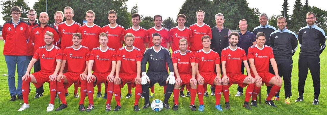 Vohenstrauß. Die erste Fußball-Mannschaft der SpVgg Vohenstrauß ist mit neuen Trikots ausgestattet worden. Das Bezirksliga-Team glänzte gleich damit und holte gegen das Spitzenteam SV Schwarzhofen am letzten Wochenende einen Punkt. Die Vereinigten [&hellip;]