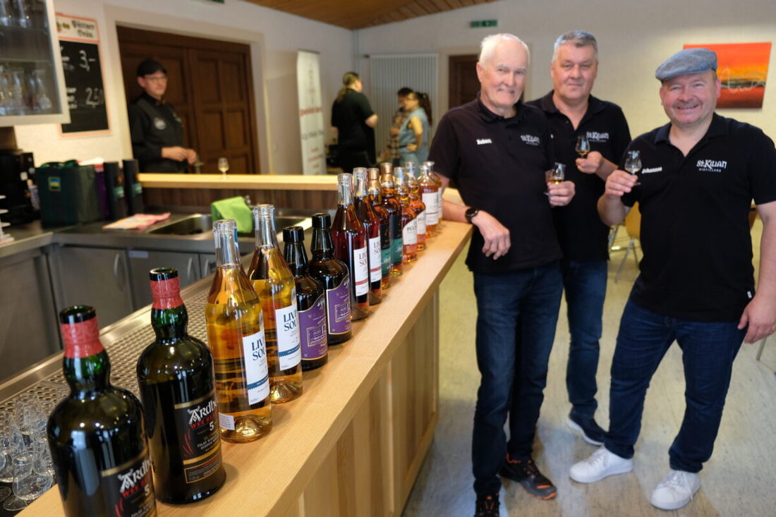 Vorbach. Im voll besetzten Gemeindezentrum begeistert ein besonderes Whisky-Tasting mit Pfarrvikar Dr. Wolfgang Rothe. Der „Whisky-Vikar“ verbindet Fachwissen, Witz und Spiritualität, während sieben edle Whiskys Gäste entzücken.