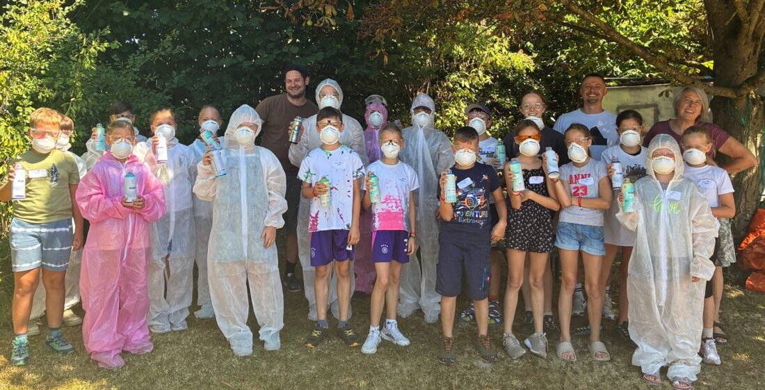 Floß. Im Ferienprogramm des Marktes lud der Prima-Giro-Club der Raiffeisenbank zum Graffiti-Workshop in die Kulturwerkstatt Kalmreuth ein, wo Kinder Namen sprayten, Techniken übten und eigene Stofftaschen kreativ gestalteten.