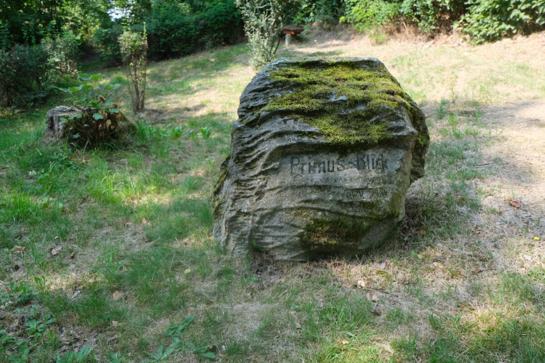 Floß. Der Oberpfälzer Waldverein Floß fördert mit dem Besinnungsweg „Der Findling“ das Wissen um die Heimat und errichtet Gedenkstätten, darunter der Primusblick und ein Zeichen der ehemaligen Gerichtsbarkeit. Primus Schellein, ein Ehrenbürger Floßes, wurde durch die Anlage „Primusblick“ geehrt, und der Gedenkstein bei "Galgen" erinnert an die historische Gerichtsbarkeit.