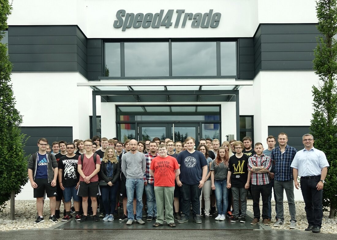 Altenstadt/WN. Einen spannenden Einblick in die Welt des Online-Handels erhielten rund 50 Schüler der EDV-Schulen Wiesau. Bei einer Firmenbesichtigung bei Softwarehersteller Speed4Trade in Altenstadt lernten sie das Tätigkeitsfeld des Unternehmens, die [&hellip;]