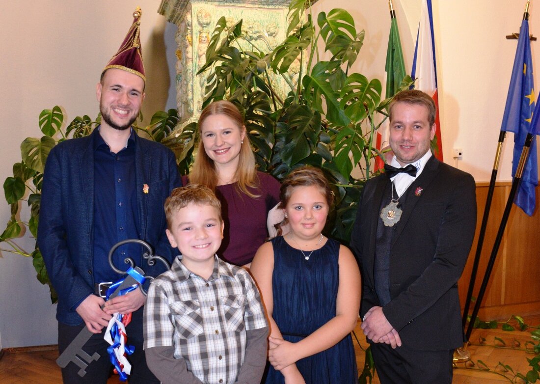 Vohenstrauß. Ganz im Zeichen des Jubiläums stand die diesjährige Proklamation der Prinzenpaare des Vohenstraußer Faschingsvereins (VFV). Die neuen Prinzenpaare, die alten, die Gardemitglieder wurden vorgestellt – über die Geschichte und [&hellip;]