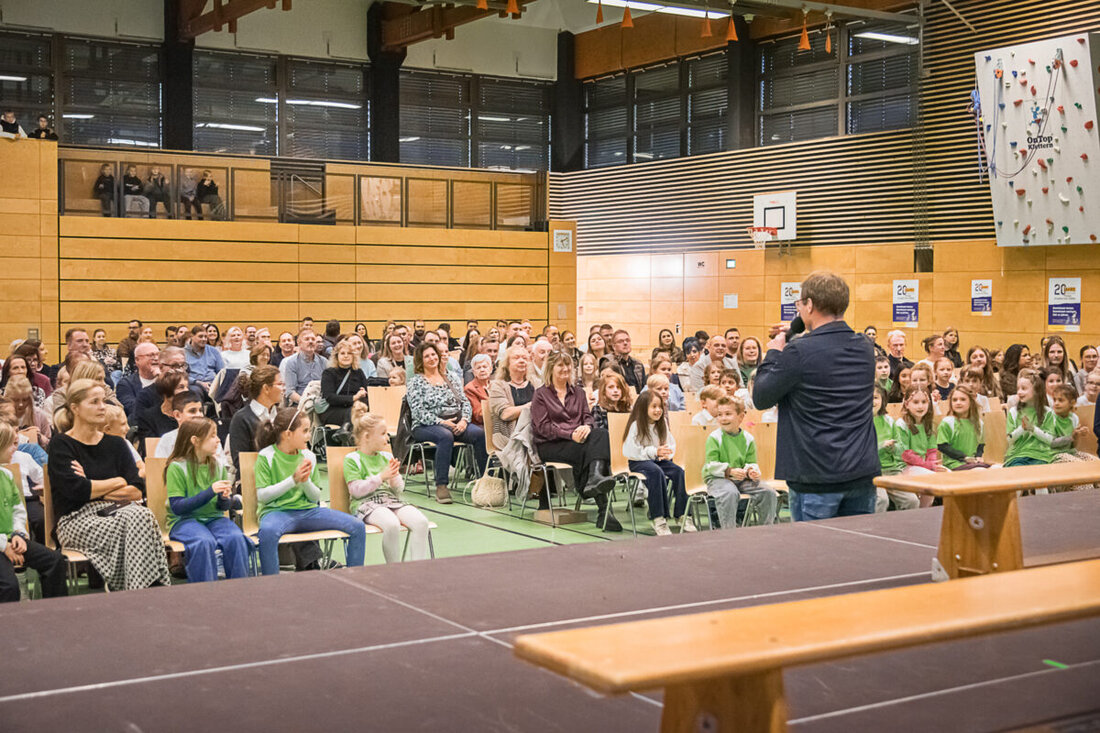 Schwandorf. In der Oberpfalzhalle feierte die Private Grundschule Döpfer ihr 20-jähriges Jubiläum mit Eltern und Ehemaligen und blickte auf zwei Jahrzehnte Bildungsarbeit zurück. Ehrengast war Oberbürgermeister Andreas Feller.