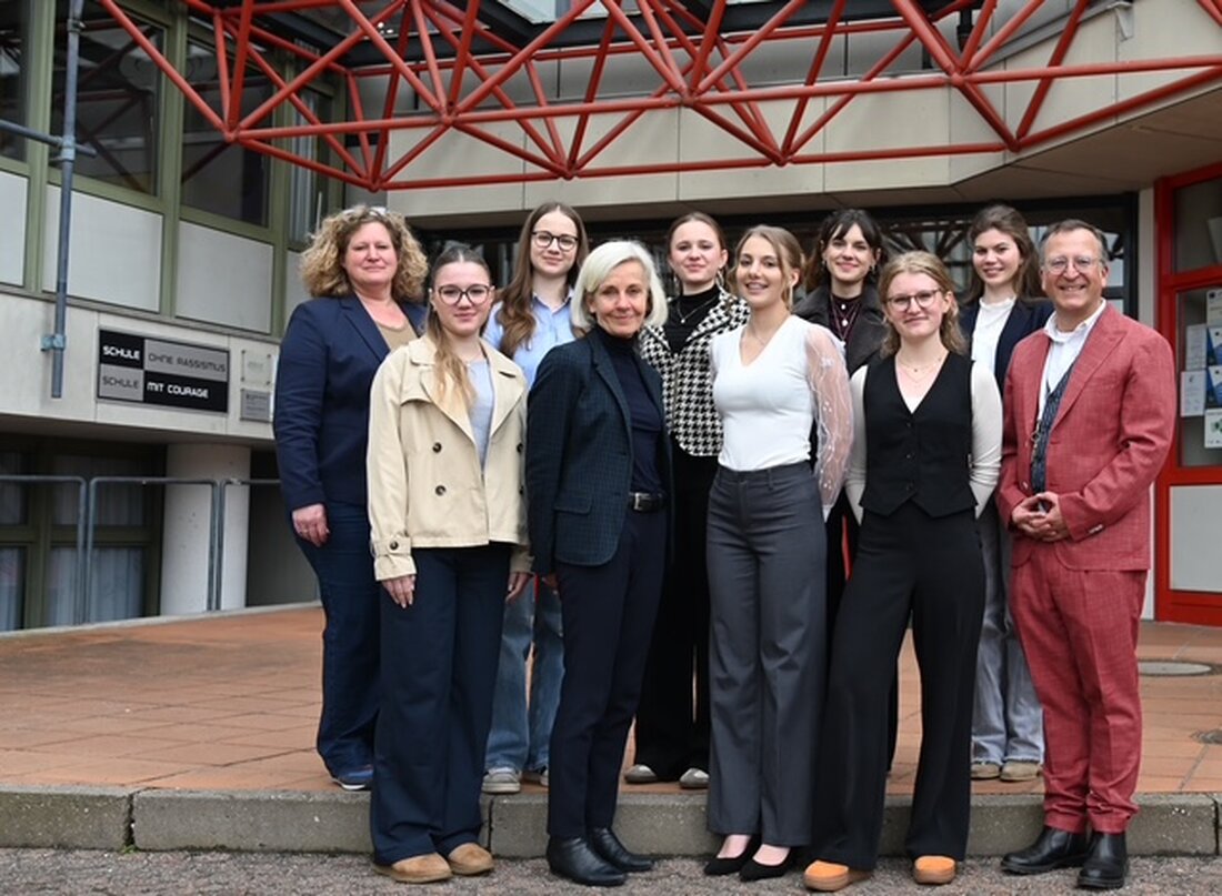 Weiden. Professorin Ursula Münch, Direktorin der Akademie für politische Bildung, besuchte erstmals das Elly-Heuss-Gymnasium zur Förderung der politischen Bildung. Sie beeindruckte mit ihren Antworten in einer Fragerunde und in einer Diskussion mit der Oberstufe zu Weltpolitik und Bundestagswahl.