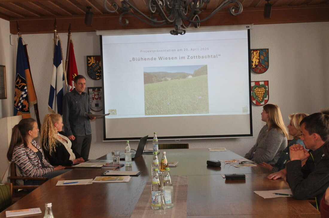 Pleystein. Im Frühjahr 2026 startet das Projekt Blühende Wiesen im Zottbachtal zum Schutz artenreicher Mähwiesen in Pleystein und Georgenberg. Landwirtschaft und Naturschutz sollen dafür enger zusammenarbeiten.
