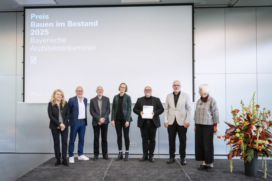 München / Neustadt/WN. Preisverleihung „Bauen im Bestand“ 2025 – Gymnasium Neustadt/WN mit Anerkennung ausgezeichnet Die Preisträgerinnen und Preisträger des Preises Bauen im Bestand 2025 wurden letzte Woche im Haus der Architektur in München bekannt gegeben und feierlich ausgezeichnet. 