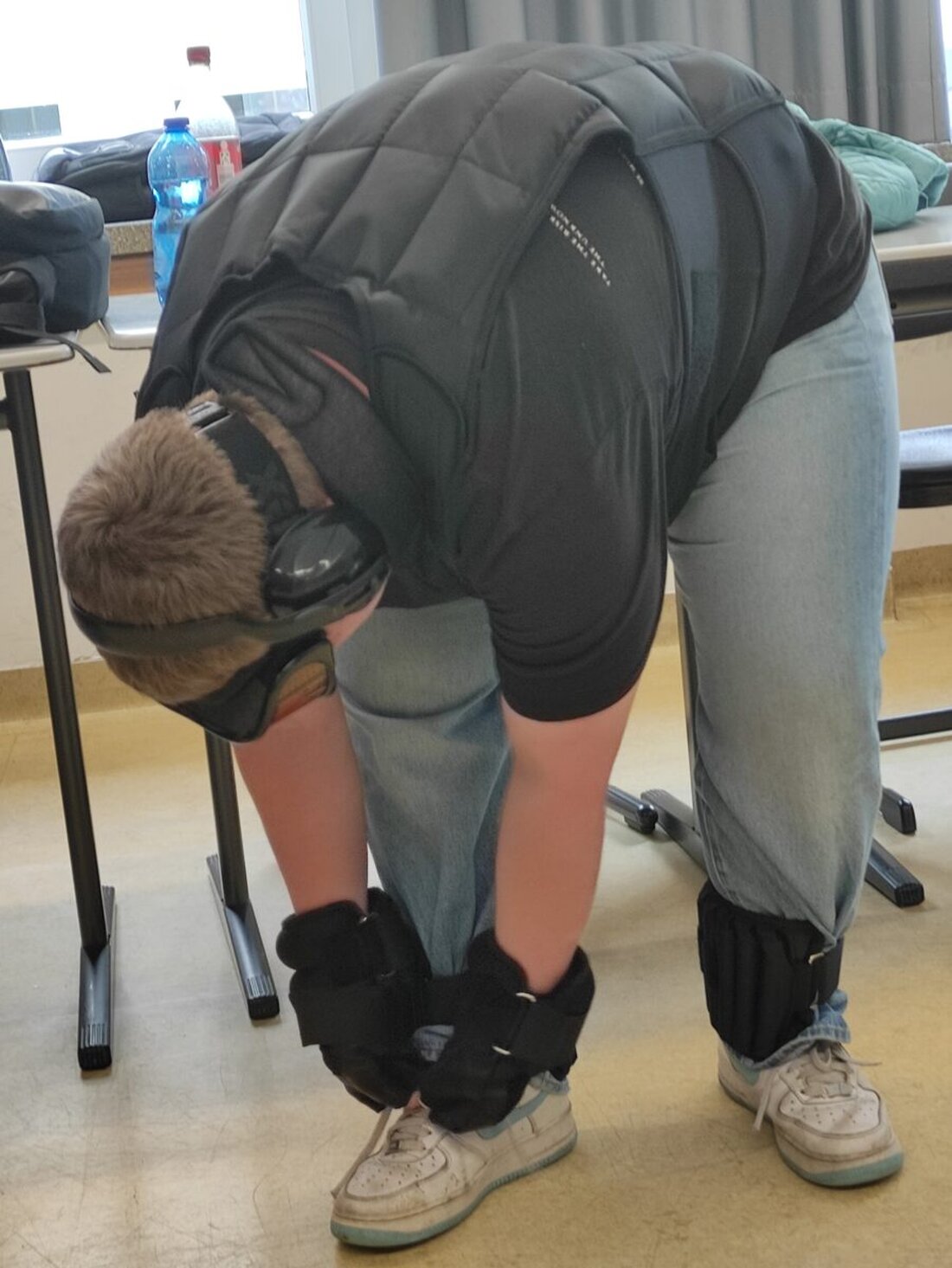 Weiden. Schüler der Wirtschaftsschule Weiden lernten in einem Projekttag, wie es ist, alt zu sein und wie man im Notfall Leben retten kann. Finanziert wurde das Projekt "Alter verstehen, Leben retten" durch "Demokratie leben".