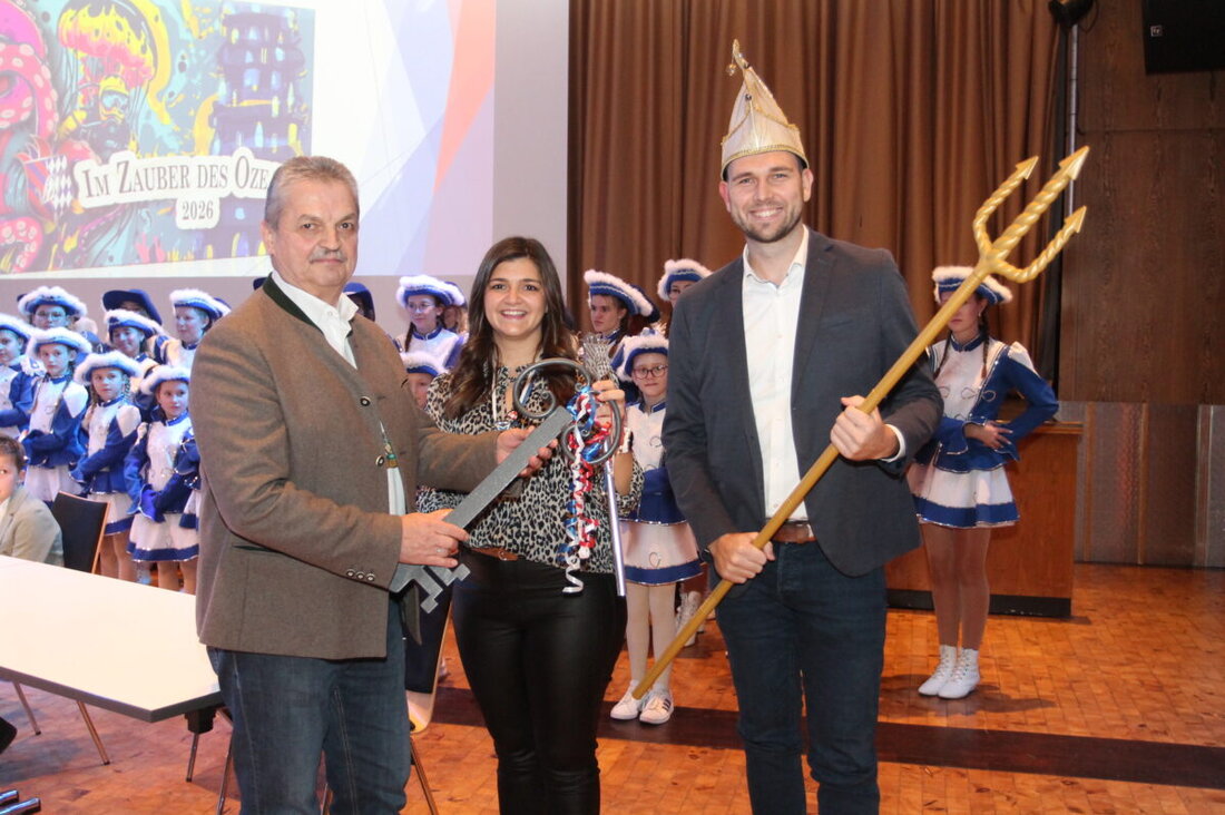 Vohenstrauß. In der Stadthalle startete am Samstag um 14.11 Uhr die Proklamation zum Fasching 2026 unter dem Motto „Im Zauber des Ozeans“. Bürgermeister Andreas Wutzlhofer übergab Schlüssel und Neptun-Dreizack an das neue Prinzenpaar.
