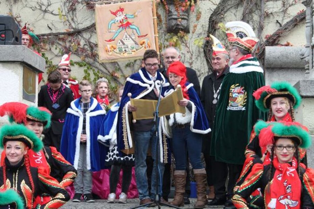 Weiden. Helau! Die Narrhalla Weiden startete am Wochenende in die fünfte und bunteste Jahreszeit. Bei dieser Gelegenheit stellte der Verein seine neuen Faschingspaare vor und Oberbürgermeister Kurt Seggewiß übergab schweren [&hellip;]