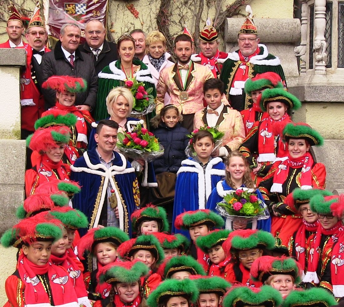 Weiden. Auch der Weidener Faschingsverein feierte am Wochenende den Start in die Faschingssaison. Dabei wurde nicht nur das Prinzenpaar endlich vorgestellt. Zahlreiche Mitglieder wurden außerdem geehrt. Musikalisch begleitet wurden die [&hellip;]