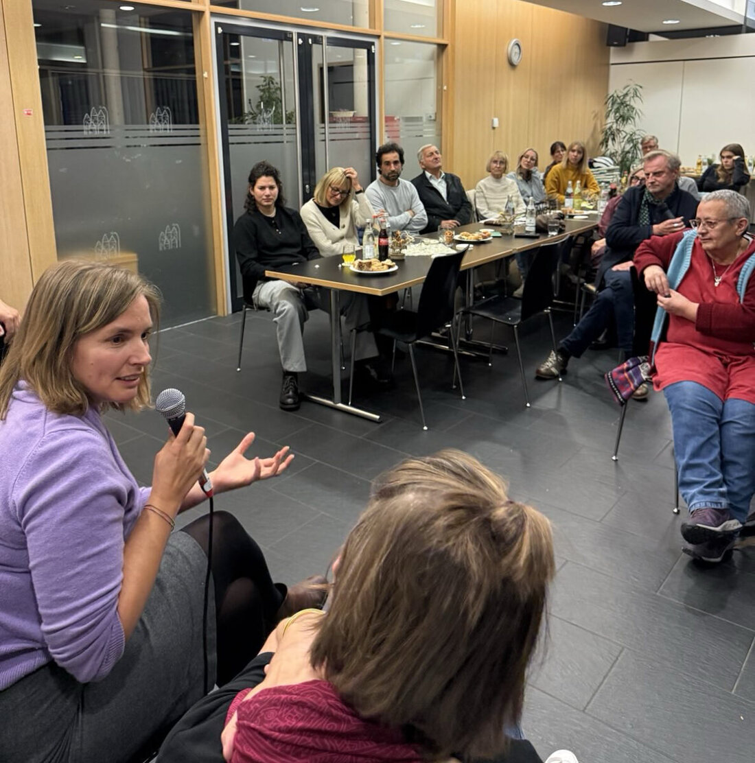 Weiden. Laura Weber lud mit Kerstin Celina zum Austausch über psychische Gesundheit ins Café Mitte; auf dem Podium sprachen Dominique de Marné, Theo Margeth und Dr. Christian Rexroth. Im Fokus: Kinder, Prävention, weniger Druck.